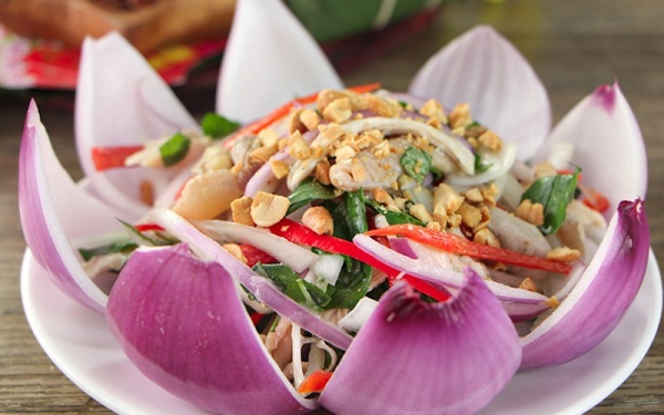 Gỏi gà hành tây giải ngán hậu những ngày tiệc, lễ
