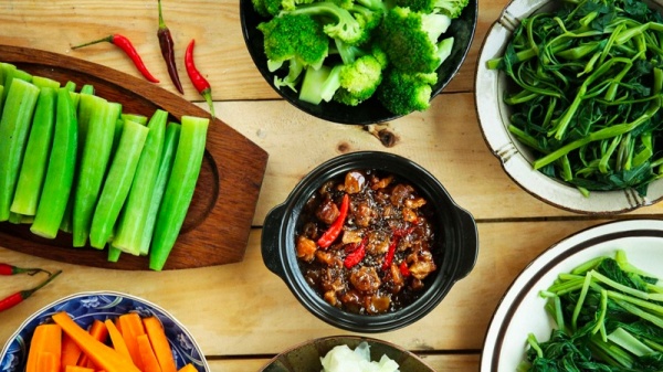 Các loại rau củ quả tốt cho người bị đau dạ dày có thể kể đến như: hành tây, cần tây, cải xanh, tỏi, cải xoăn, rau bina, cam thảo, thì là và hồi.