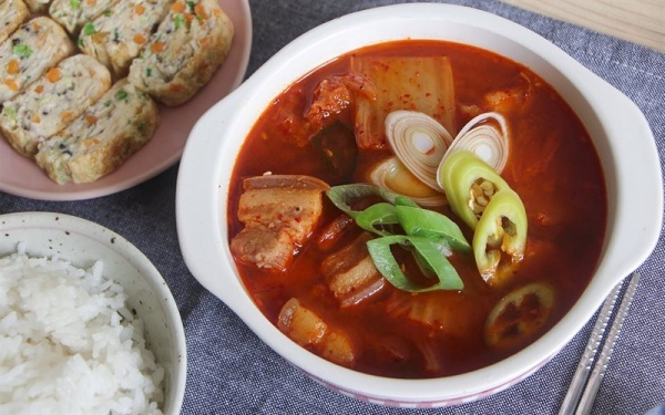 Canh kim chi thịt ba chỉ ăn kèm với cơm nóng là món ăn khoái khẩu của nhiều người