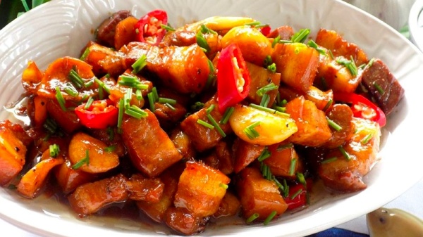 Nạc dăm kho tiêu ăn kèm cùng đậu bắp luộc 