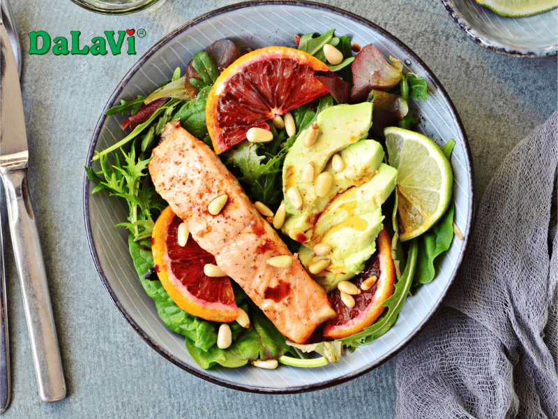 Cách làm salad cá hồi đơn giản từ rau thủy canh Đà Lạt